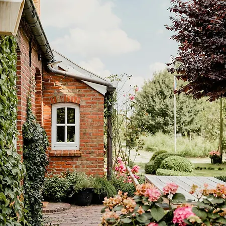 Vakantiehuis Tradition Meets Modern In Gulf House